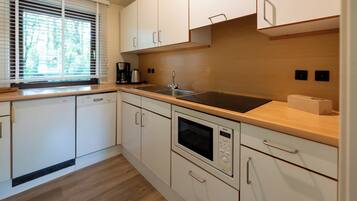 Een koelkast, een magnetron, een vaatwasser