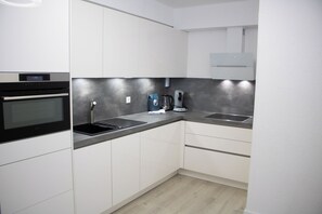 Réfrigérateur, micro-ondes, lave-vaisselle, grille-pain