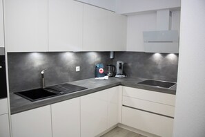 Jääkaappi, mikroaaltouuni, astianpesukone, leivänpaahdin