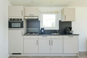 Frigorífico, microondas, lavavajillas y trona infantil