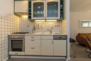 Réfrigérateur, micro-ondes, lave-vaisselle, cafetière/bouilloire