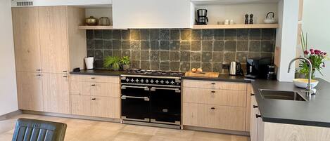 Een koelkast, een magnetron, een vaatwasser