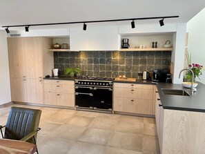 Réfrigérateur, micro-ondes, lave-vaisselle, cafetière/bouilloire