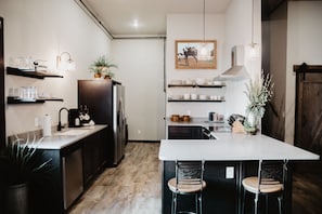 Kjøleskap, mikrobølgeovn, ovn og kokeplater