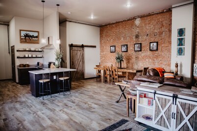 ★Heart of Pendleton★Downtown LUXURY & LOCATION★