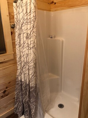 Douche, serviettes fournies, papier toilette