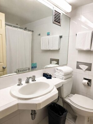 A bathroom with a sink, mirror, toilet, and towel rack. - Hotel Son Mar Monterrey Centro (Monterrey)