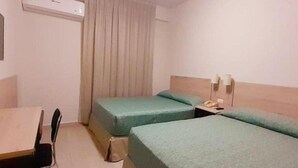 A hotel room with two single beds, a small table, a chair, and an air conditioning unit. - Hotel Son Mar Monterrey Centro (Monterrey)