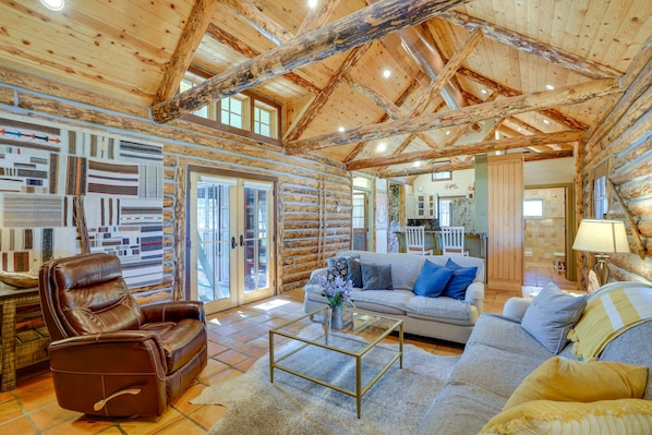 TV - Luxe Log Cabin ~ 15 Mi to Downtown Moab! (Moab)