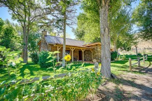 Exterior - Luxe Log Cabin ~ 15 Mi to Downtown Moab! (Moab)