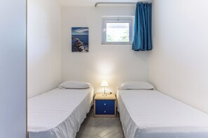 3 chambres, coffres-forts dans les chambres, fer et planche à repasser