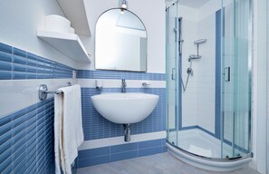 Douche, sèche-cheveux, bidet, serviettes fournies