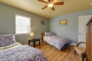 2 bedrooms, travel cot, Internet, bed sheets - Renovated Charlotte Bungalow - 3 Mi to Downtown! (Charlotte)