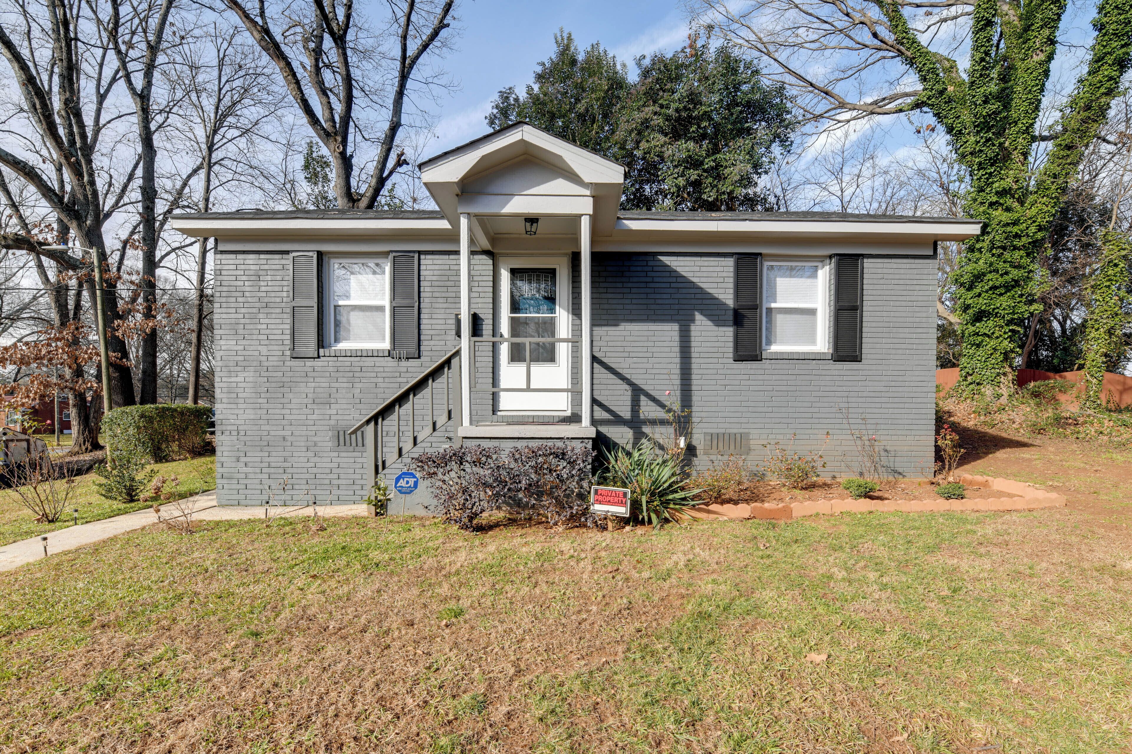 Renovated Charlotte Bungalow - 3 Mi to Downtown!