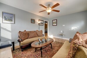 TV - Renovated Charlotte Bungalow - 3 Mi to Downtown! (Charlotte)