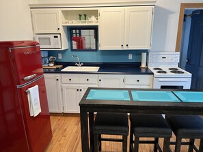 Jääkaappi, mikroaaltouuni, uuni, liesi