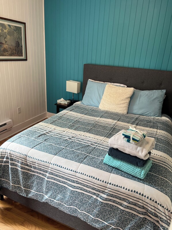 2 makuuhuonetta, tallelokero huoneessa, työpöytä, silitysrauta/-lauta