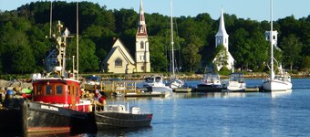 Mahone Bay Town Center 2 Bedroom Apt. - Steps to Everything - Vacation Oasis