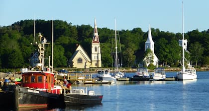 Mahone Bay Town Center 2 Bedroom Apt. - Sept 28-Oct 14 Scarecrow Festival Fun