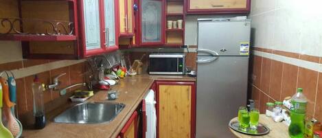 Kjøleskap, mikrobølgeovn, ovn og kokeplater