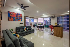 Smart TV, fireplace