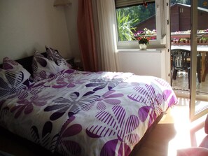 2 bedrooms, iron/ironing board, WiFi