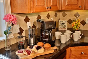 Dining - Juniper Place · Perfect Neighborhood Home - Close to town (Walla Walla)