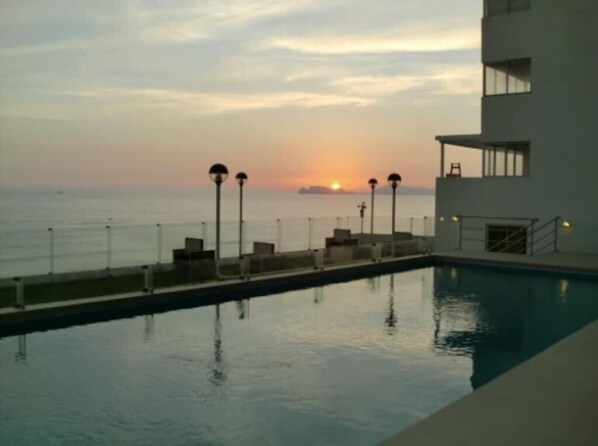 Outdoor pool - Ocean View - 1 Bedroom Apartment - SanMiguel, Lima (San Miguel)