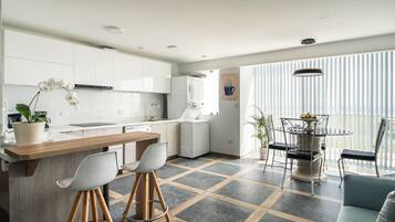 Geladeira, micro-ondas, fogão, cooktop