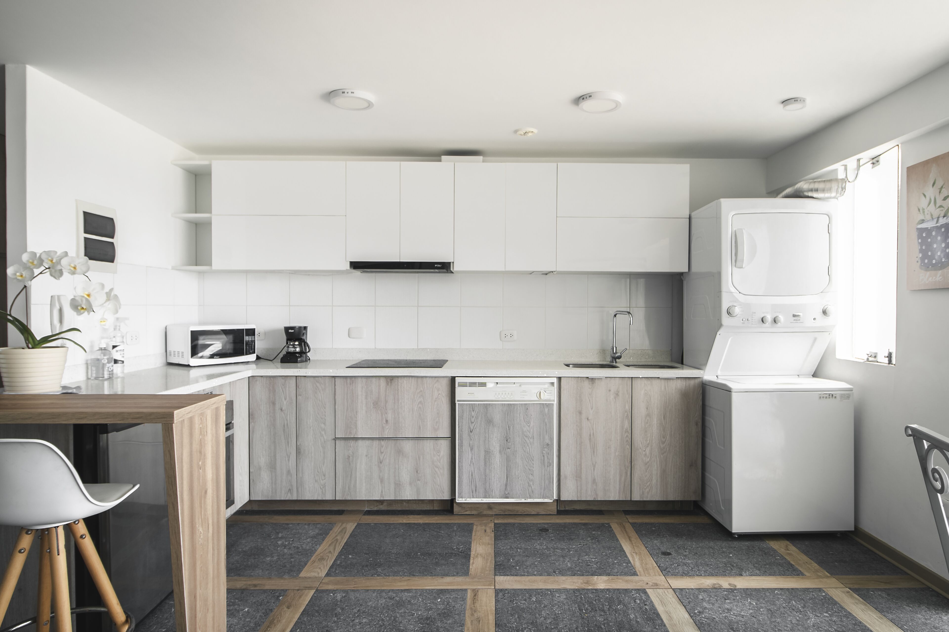 Geladeira, micro-ondas, fogão, cooktop