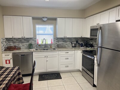 Cozy House by Bush Gardens