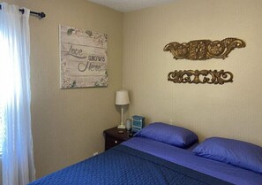 3 habitaciones, escritorio, tabla de planchar con plancha y wifi gratis