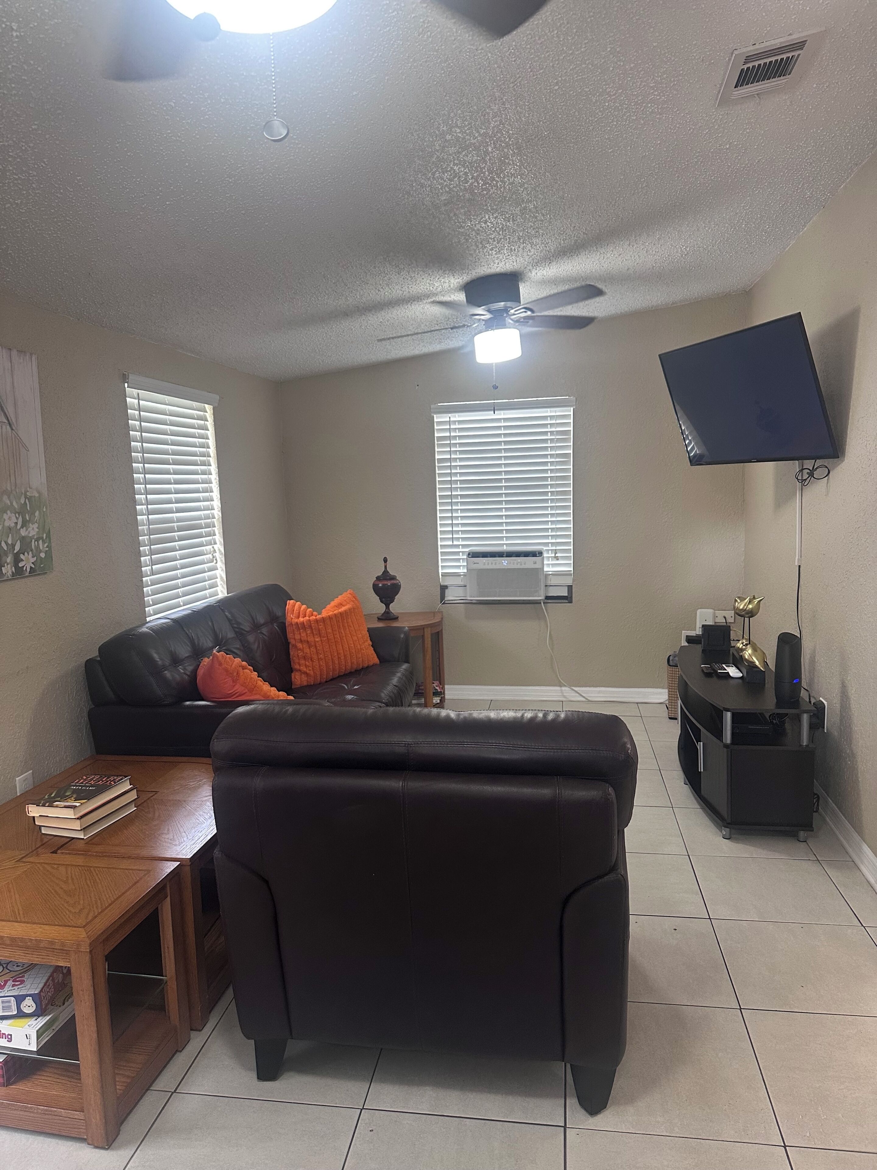 Een smart-tv en een dvd-speler