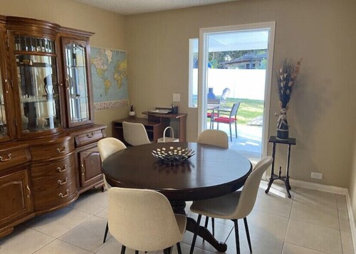 Cozy 3BR Home Steps from Busch Gardens with Private Parking & Spacious Yard