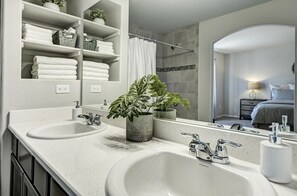 Combined shower/bathtub, towels