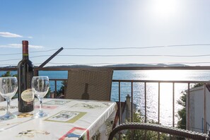 Outdoor dining - Apartments Mastelić - One Bedroom Apartment with Balcony and Sea View (Trogir)