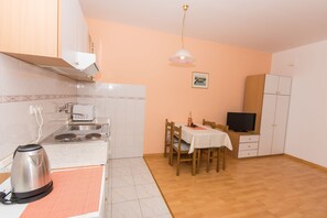 Frigorífico, microondas, placa de cocina y utensilios de cocina