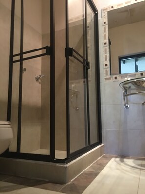 Family Room | Bilik Mandi | Pancuran mandi, hulu semburan mandi hujan, sabun, syampu 
