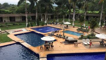 6 piscinas al aire libre