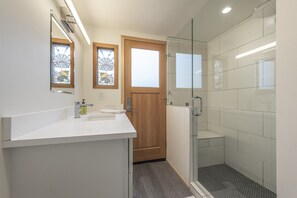 Ensemble douche/baignoire, sèche-cheveux, serviettes fournies