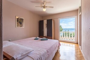 4 bedrooms, iron/ironing board, WiFi - House with balconies, a terrace and a sea view (Medici)