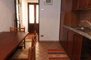 Apartamento | Cozinha privada | Geladeira, micro-ondas, fogão, cooktop