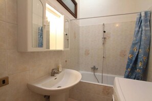 Apartment | Bathroom | Combined shower/bathtub, deep-soaking bathtub, hair dryer, towels