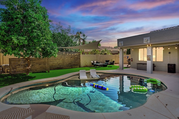 Beautiful sunsets around a beautiful backyard setting. Doesn't get better than that!