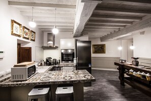 Microwave, stovetop - GuestHost - Large and cozy apartment of 176 square meters, which can comfortably accommodate up to 9 people, organized on two levels (ground floor and first floor). The property is located in Colle di Compito, a small medieval village, as well as a quiet (Capannori)