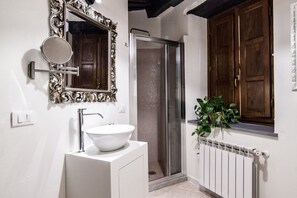 Dusche, Haartrockner, Bidet