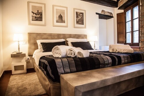 GuestHost - Large and cozy apartment of 176 square meters, which can comfortably accommodate up to 9 people, organized on two levels (ground floor and first floor). The property is located in Colle di Compito, a small medieval village, as well as a quiet