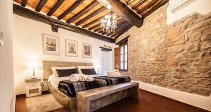 GuestHost - Large and cozy apartment of 176 square meters, which can comfortably accommodate up to 9 people, organized on two levels (ground floor and first floor). The property is located in Colle di Compito, a small medieval village, as well as a quiet