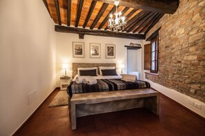 4 bedrooms, iron/ironing board, WiFi
