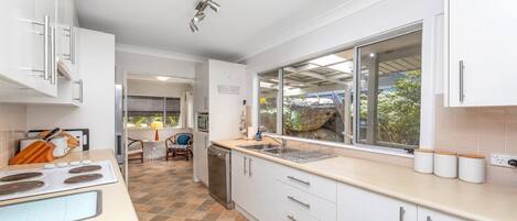 Een microgolfoven, een oven, een kookplaat, een vaatwasser